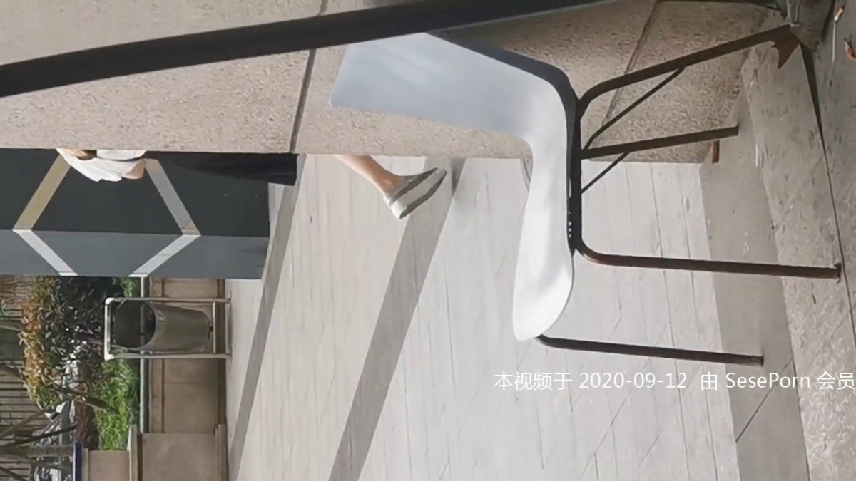 2020新跟拍 跟着老公和小叔子到处瞎逛的少妇 我觊觎你的BB很久了 光线不太好打开手电筒 BB保养的还不错