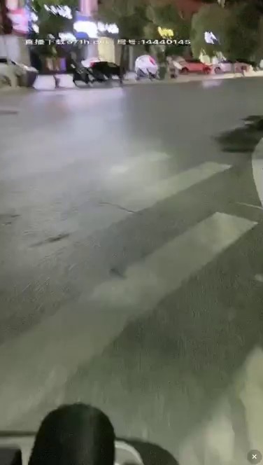 身材超级棒的00后萝莉小美女，穿上黑丝尽显美腿，翘着屁股那美臀简直要人老命，猛男狂干受不了内射，小美女生气了嚷嚷的叫他去买避孕药 (1)