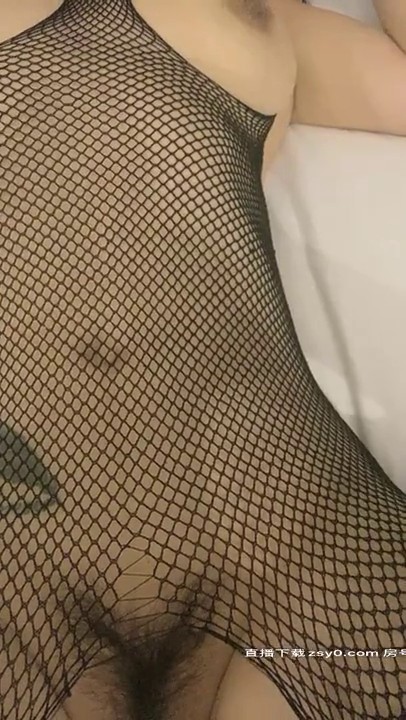 2020.9.4，【探花出击】西安单男跟夫妻的酒店激情3P，风骚人妻渔网情趣装诱惑，白皙皮肤陶醉表情劲爆刺激