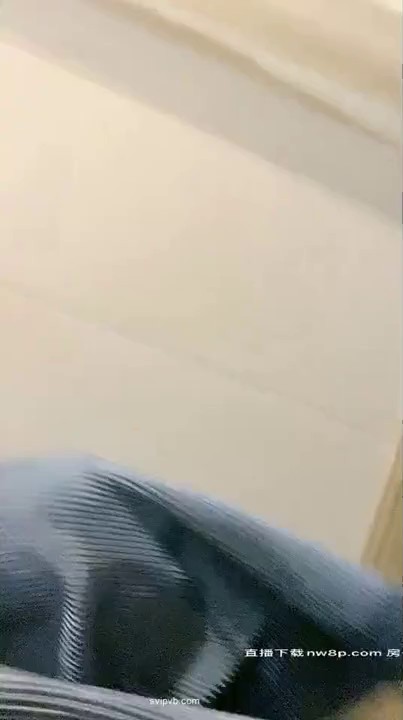 身材超棒的卡哇伊妹子，喝了五瓶啤酒醉了吐了一地，发酒疯狂哭狂闹，情绪稳定一点了就哄着她干一炮 (2)