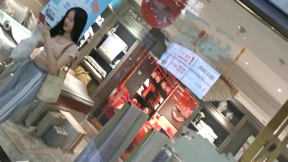 商场厕所偷窥闺蜜双双拿下