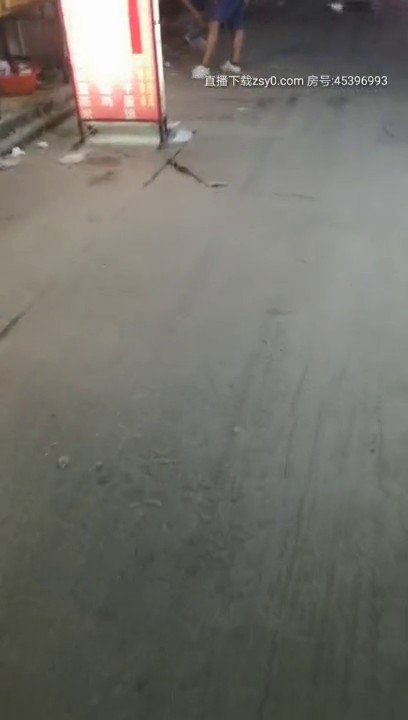 坐标湖南某县城夜探小巷深处搭讪100块的黑丝牛仔短裤站街女吃快餐