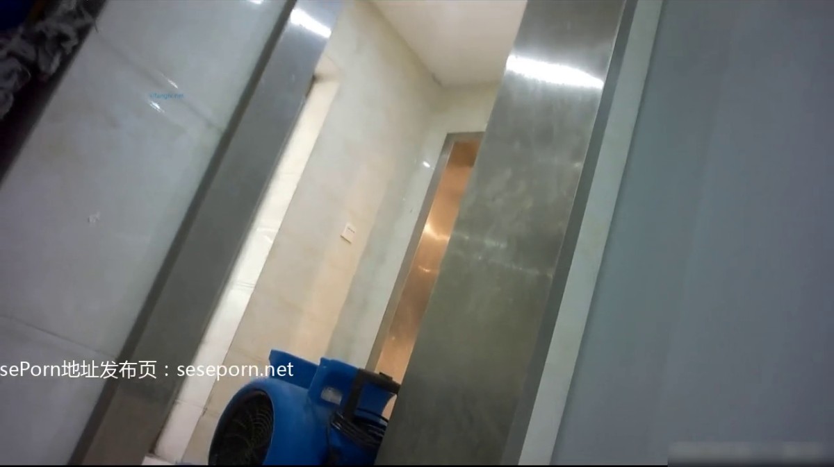 偷拍女生厕所，正兴奋的偷拍一个极品女生时差点被发现了，紧张死了