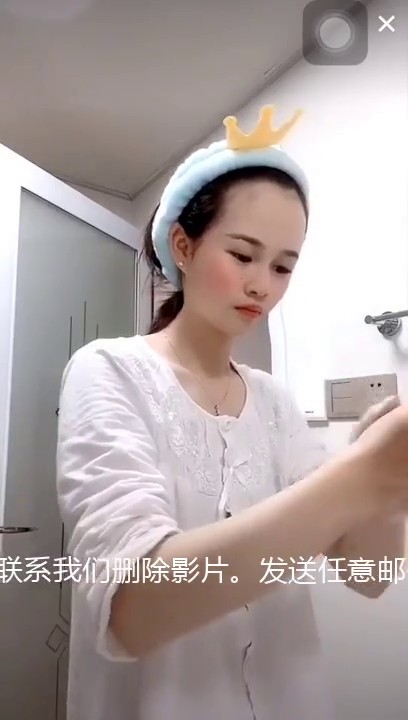 抖音美女少妇不经意间弯腰漏奶奶，最是诱惑，关键颜值都不错！