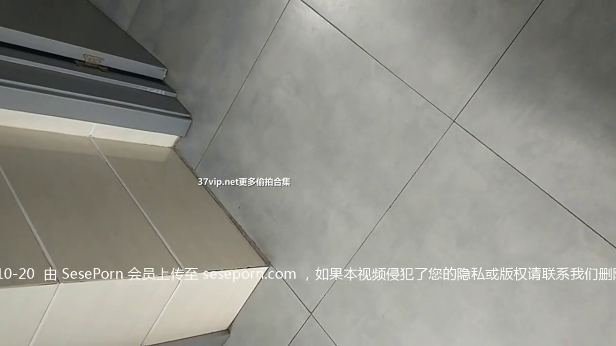 女厕偷拍伸手揪阴毛被发现追着打我还报警了