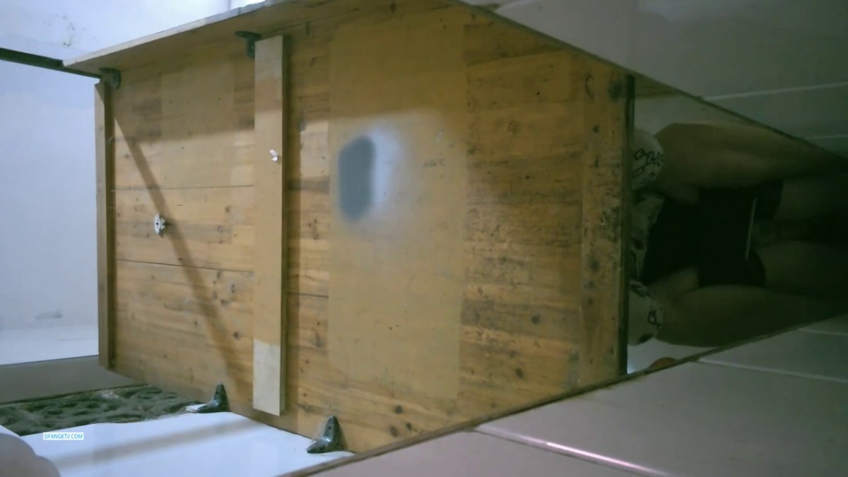 【厕拍新品】县城公园女厕 刁钻角度厕拍第二弹2