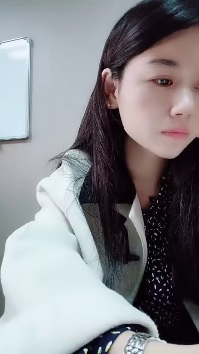 办公室里的闷骚姐姐，颜值不错气质很棒，上着班跟狼友互动撩骚，褪下丝袜漏出骚穴玩跳蛋，揉捏骚奶子真刺激