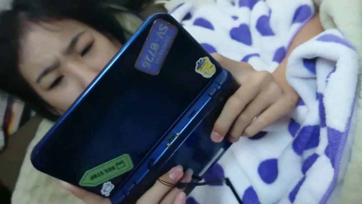 趁小女友玩手机时间！偷偷抹了下阴蒂.反被骂臭流氓