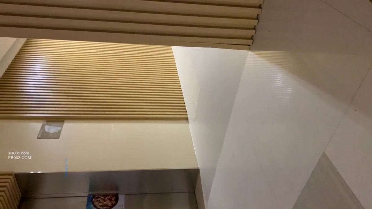 高档餐厅厕拍吃夜宵走路风风火火的吊带性感美女