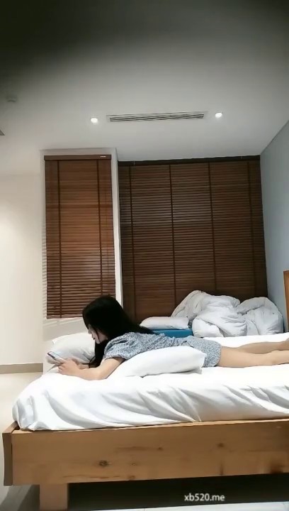 做出口生意的小老板广西边境嫖妹子长发漂亮越妹价位不高服务又好娇小身躯抱起来狠狠干过足了瘾