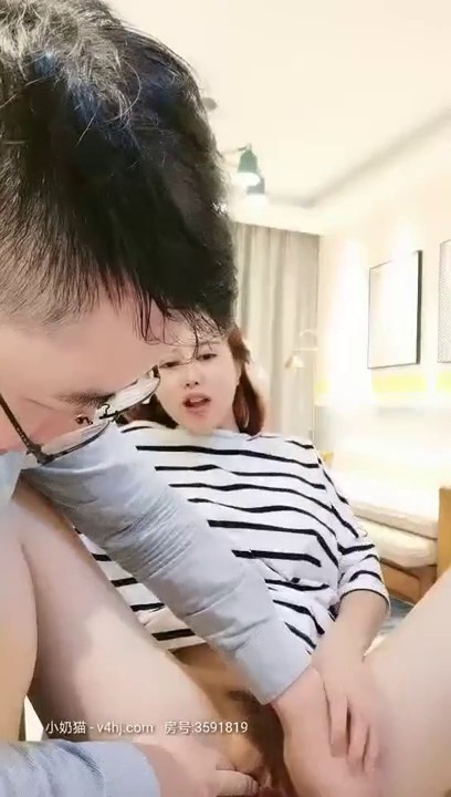 2020.11.12【野狼出击老王回归】酒店双飞极品漂亮妹子，老王再现经典抱人高潮摔床，刺激劲爆雄风依旧