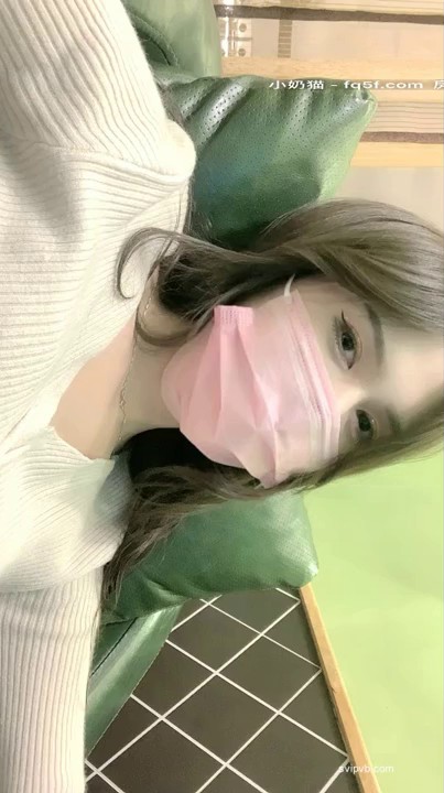 女神穿着黑丝短裙不穿内裤，来带网吧开黑打游戏后，跑到网吧的洗手间里自慰，收费300也值得，一级棒的尤物身材(1)