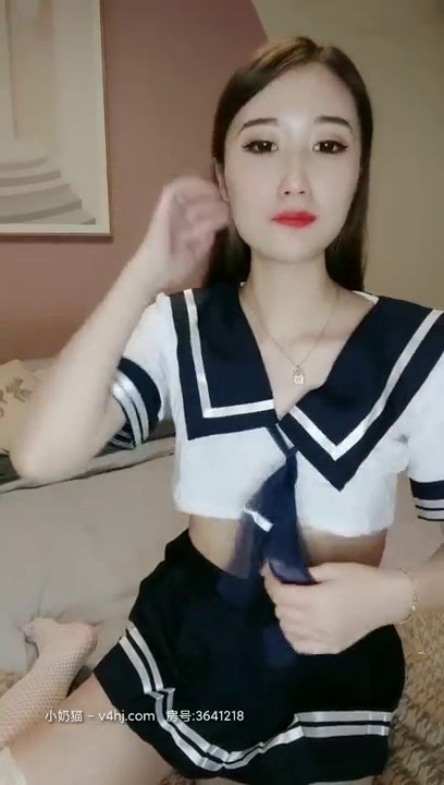 19岁嫩妹性感红唇学生制服和炮友啪啪，毛毛浓密手指自摸上位骑乘猛操