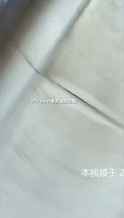 女厕偷拍大神手电筒都用上了