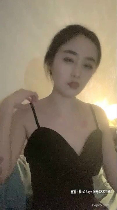 身材一级棒，话很多的奔放型的女神，换上女仆装更显身材了，后入她的翘美臀是最佳姿势 (2)