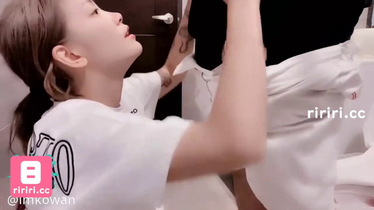 巨奶漂亮骚妹子坐车回家发骚想要打炮与司机藏到公厕里啪啪啪强忍着不敢大声叫主动要求射逼里国语中字