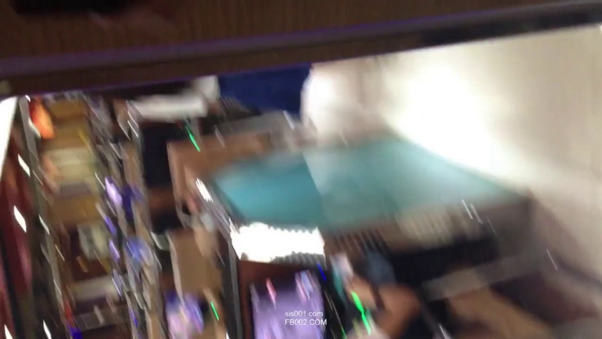 最新厕所偷窥高颜值清纯美眉嘘嘘