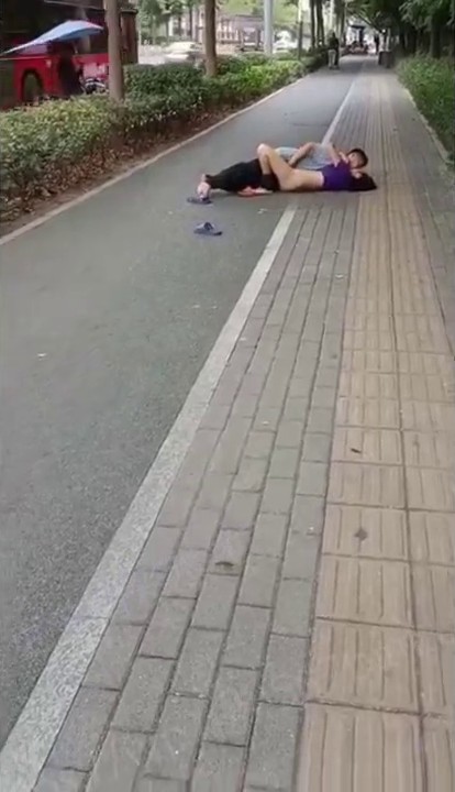 小两口久别胜新婚,大街上迫不及待直接搞起来了