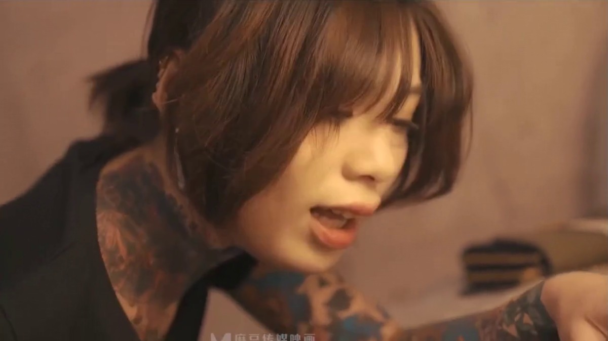 MD0095 飢渴色女主動開撩-艾秋