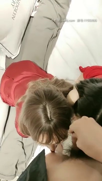 【皇宫进群带F利】姐妹和我在一起 穿着红彤彤的衣服 姐妹接吻我把弟弟插进姐妹俩人口里 也特别舒服