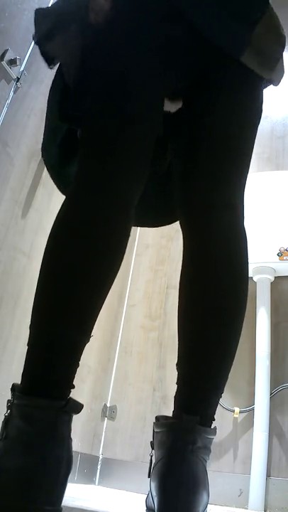 十二月最新流出国内厕拍大神潜入商场全景偷拍美女嘘嘘高颜值极品肉丝裤袜美眉