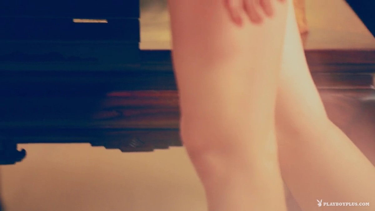 身材高挑的模特儿-吴沫熙，挺拔的美乳，在古香古色的豪宅里一件件的脱掉衣服，蕾丝内裤，女神长得很像某明星