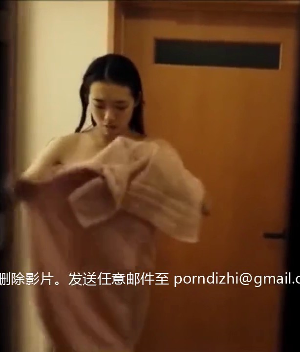 窗外偷窥邻居眼镜妹子洗香香