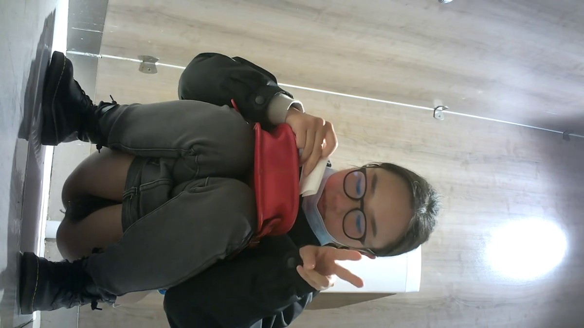 十二月最新流出国内厕拍大神暗夜潜入商场全景厕拍对着镜头胜利手势的可爱眼镜妹