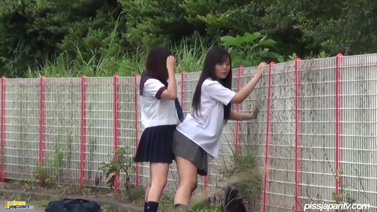 盗站最新流出5位年轻身穿校服的学生妹放学不回家户外玩耍花样小解比谁尿的远其中两个妹子一起研究性爱姿势