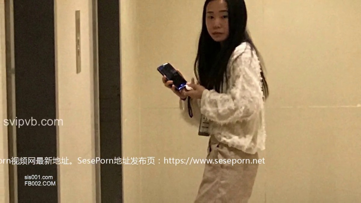最新厕所偷窥长发美女嘘嘘
