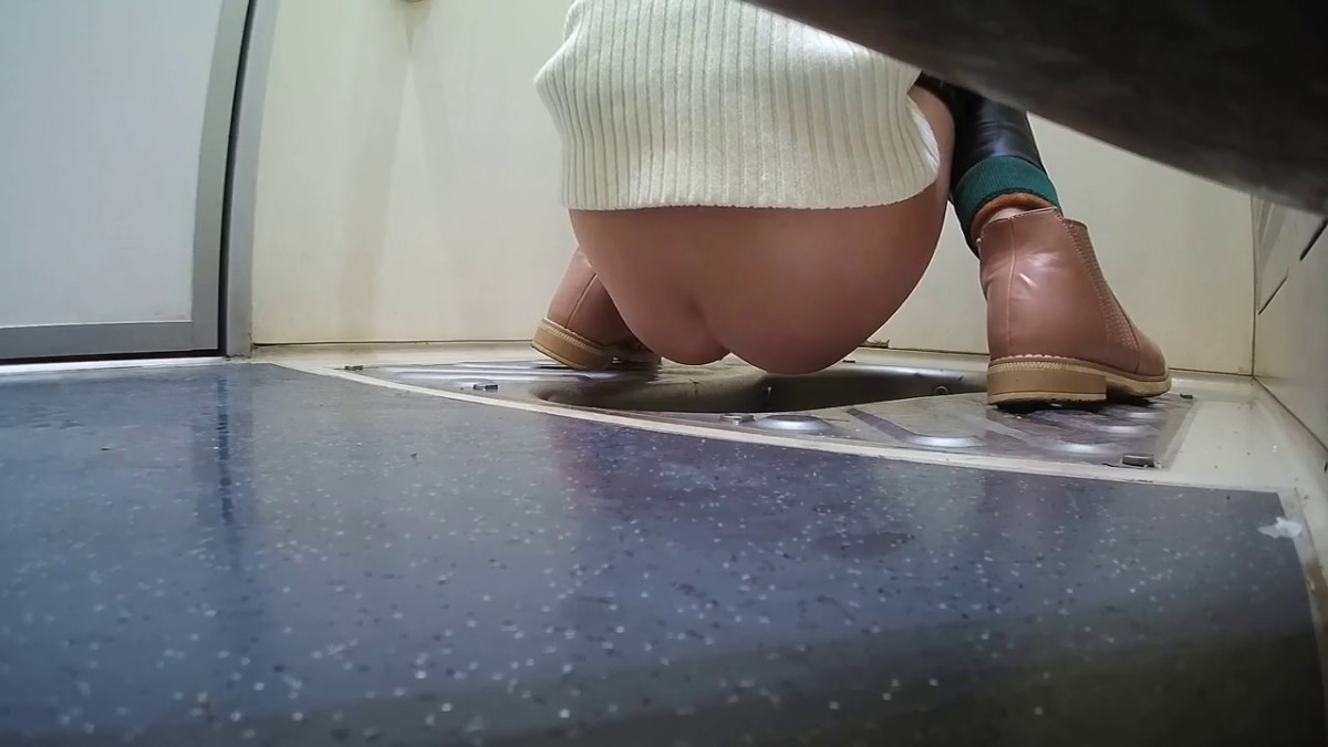 坑神挑战极限流窜到人流密集的火车站偸拍候车的漂亮美眉方便在到列车上继续偸拍韵味十足的美少妇嘘嘘