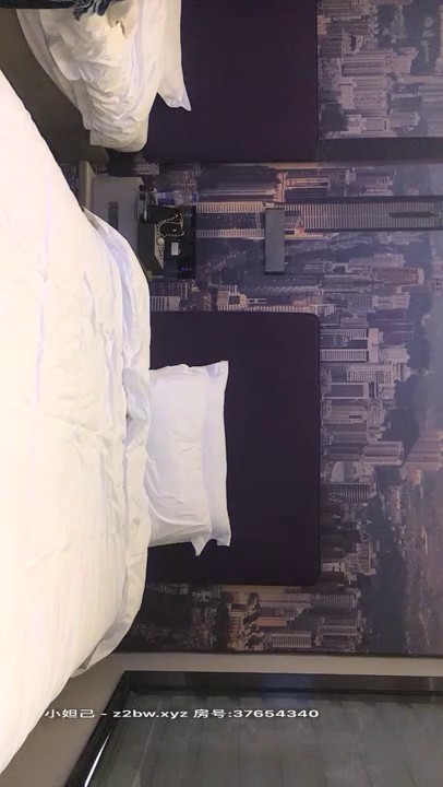 2020.12.23【步宾寻花】洋娃娃般的外围小姐姐，脸蛋精致漂亮，女神温柔可舌吻，性爱细节啪啪完美展示