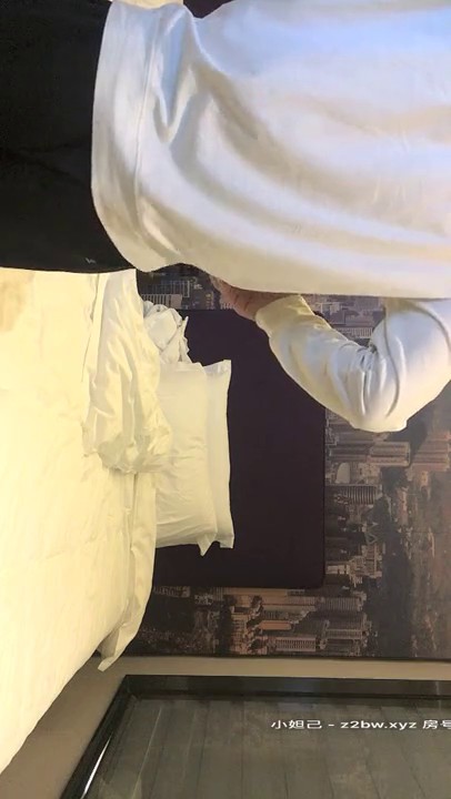 2020.12.23【步宾寻花】洋娃娃般的外围小姐姐，脸蛋精致漂亮，女神温柔可舌吻，性爱细节啪啪完美展示2