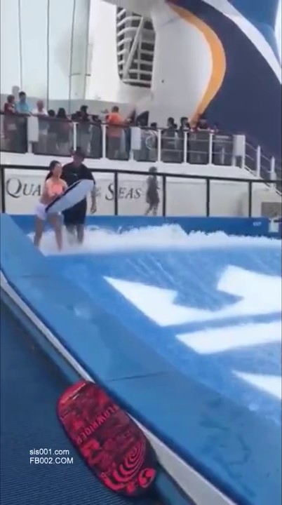 哦槽！這個就有點尷尬了妹子你衝的不是浪是內內啊白屁屁全場觀眾都看到了