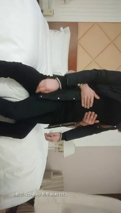 2020.12.25【利哥探花】双飞熟女，白嫩大胸，舔穴69粉嫩鲍鱼，打桩机疯狂抽插