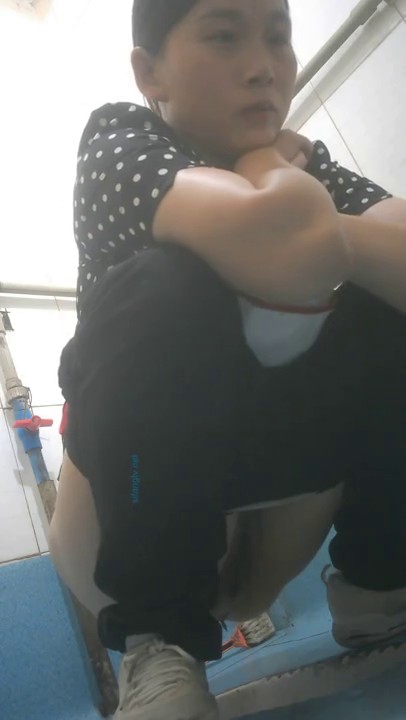 某校园食堂卫生间定点偸拍师生方便校服学妹很有意思摘挂在卫生巾上的阴毛食堂员工憋太久边拉屎撒尿边呻吟