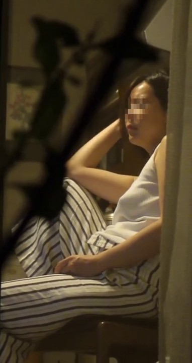 坑闺蜜系列学生宿舍偷拍隔壁室友日常洗澡更衣-2