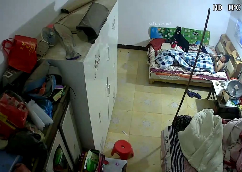 房东出租屋偷装摄像头偷拍农民工夫妻一边做爱一边轮流看手机视频刺激性欲