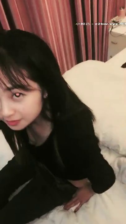 奔波霸和霸波奔黑衣漂亮妹子约炮啪啪，毛毛浓密特写舔逼口交舔蛋抽插猛操