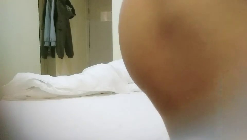 小青年平台私信约炮职业技校短发漂亮大学生妹子有点木讷不是特别主动但是BB可以随便抠又肏又抠配合也挺快活