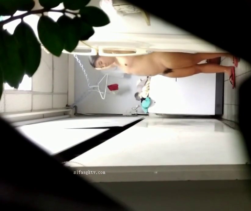 大神坑妹子女人坑女人第三季！大众浴池渣女现场曝光女池内部春光+家庭浴室出租屋针孔偸窥妹子洗澡 (29)