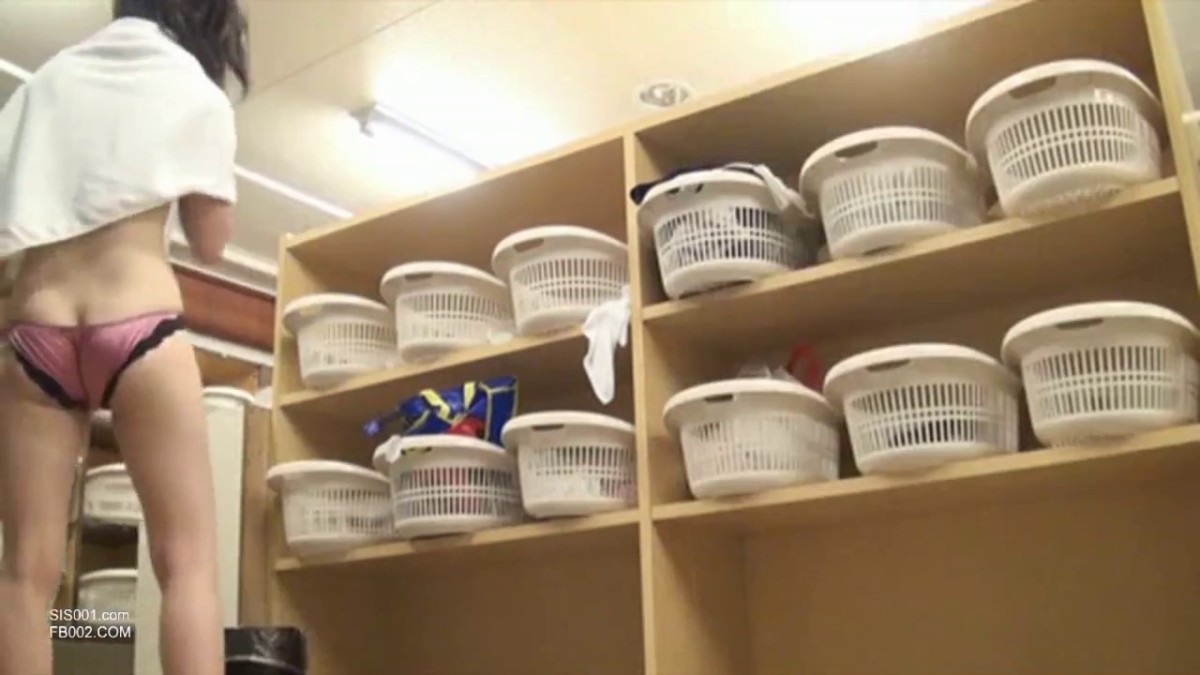 妹子大众浴室更衣室偷窥年轻漂亮妹子们换衣服