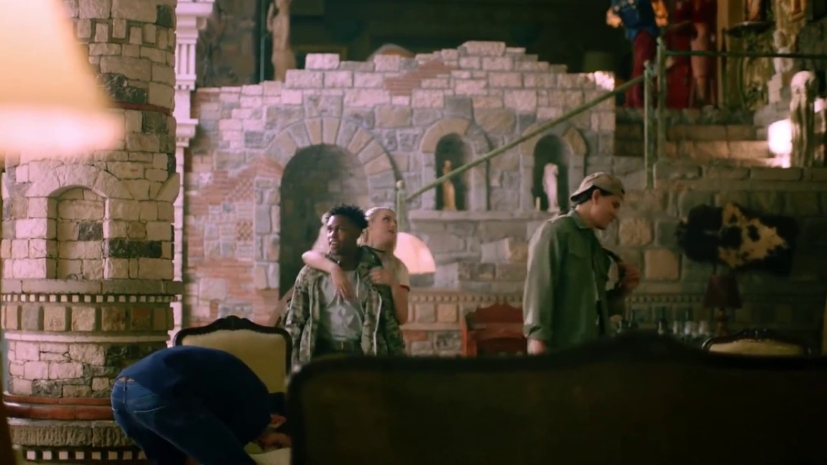 给力 大尺度、重口味、血暴爽片，乳头往上翘《堡内怪胎.高清中文字幕》激情佳作 很黄很暴力