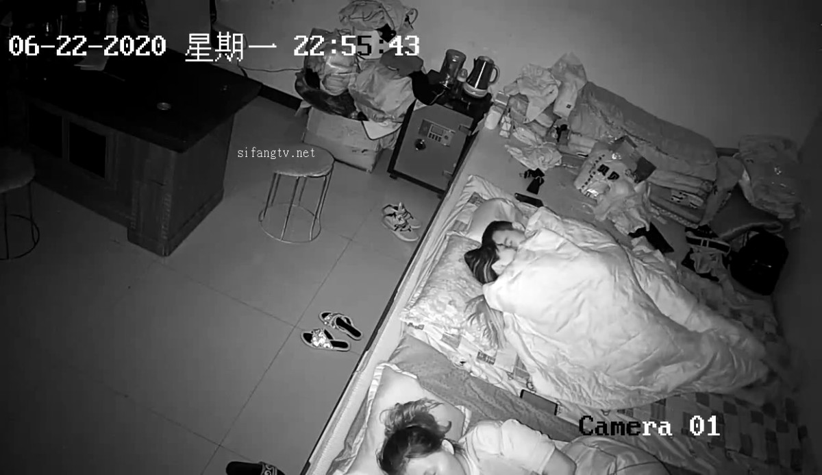 2020_06_22破解家庭网络摄像头偷拍年轻小夫妻和妈妈睡一大炕等妈妈熟睡后偷偷做爱