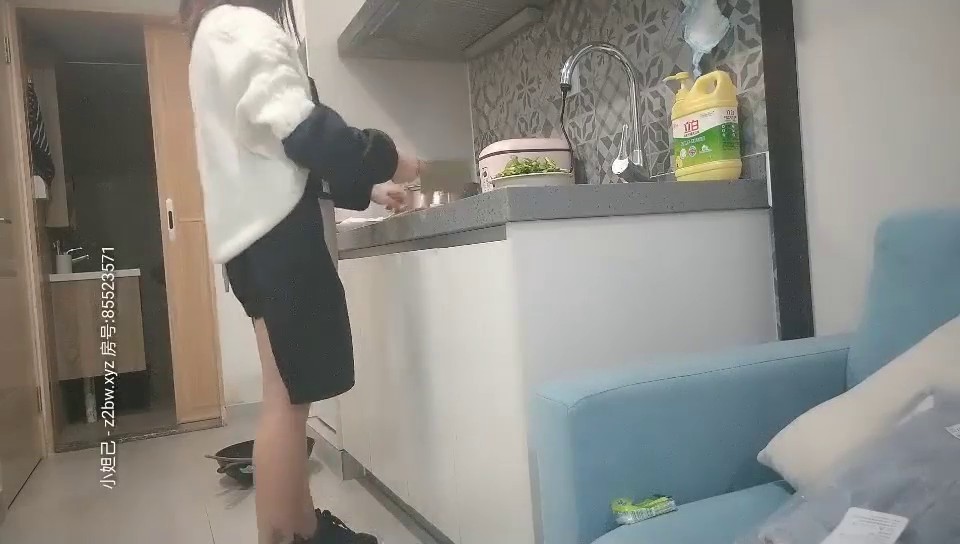 硬拉着正做晚饭的女友干一炮，翘臀高耸抠一抠， 皮肤白皙，太着急了在沙发上就开始干起来，真是饥渴