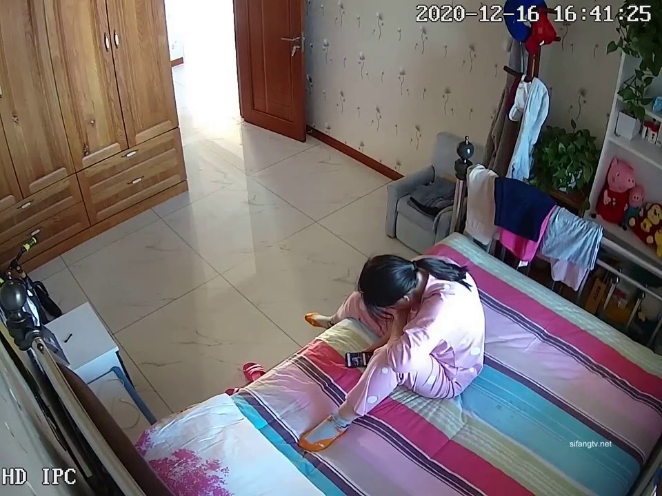 黑客破解网络摄像头监控偷拍房东太太老公不在家偷偷在房间和广场舞舞伴全裸聊天