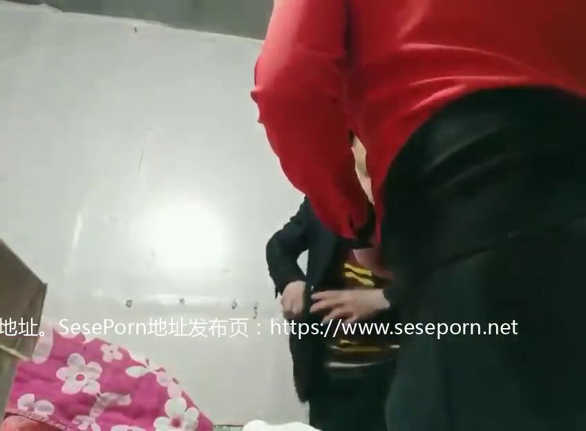 嫖娼搞笑记，肏得很舒服突然要看她逼，发现下面有根鸡巴，一巴掌就打去，你是男的咋不告诉我，告诉你怎做生意 对白笑死我啦！