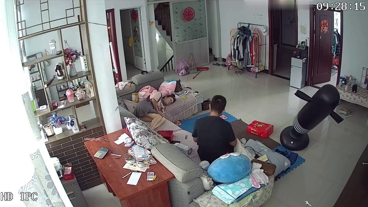 黑客破解家庭网络摄像头监控偷拍早上起来丈夫忙着一边和客户通电话迫不及待和媳妇来一炮