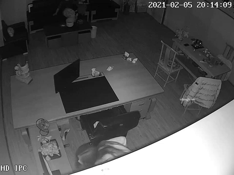 破解网络摄像头监控偷拍摄影店老板娘晚上在办公室内跟大客户喝茶偷情脱裤子非常主动看起来已经不是第一次