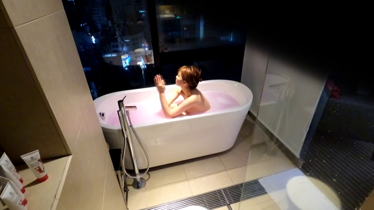 全方位无死角偸拍学生公寓卫生间安装针孔 漂亮炮弹乳小姐姐先泡后洗洗澡全程